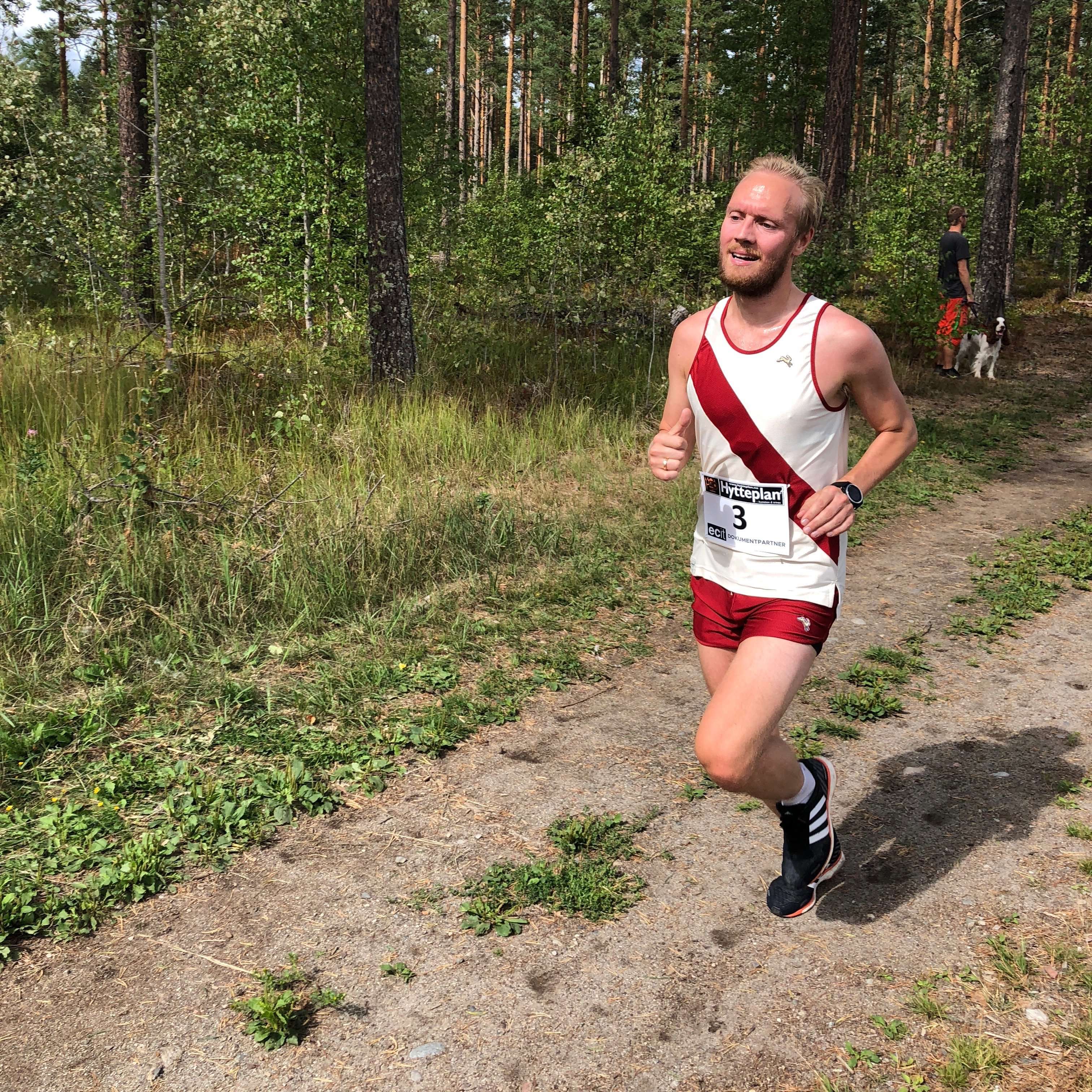 Runner during Hytteplantesten, a 5k trail race