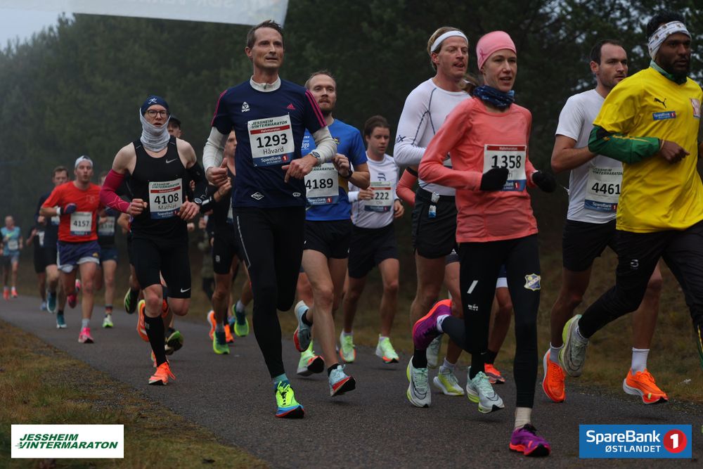 Big pack of runners shown in the Vintermaraton 2022 Half Marathon Race Report